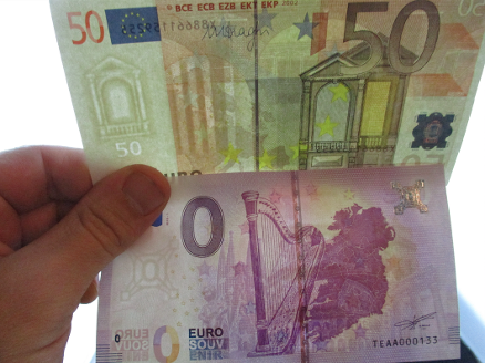 Vergleich euro banknote mit 0 euro schein Nulleuroschein 0 euro banknote
